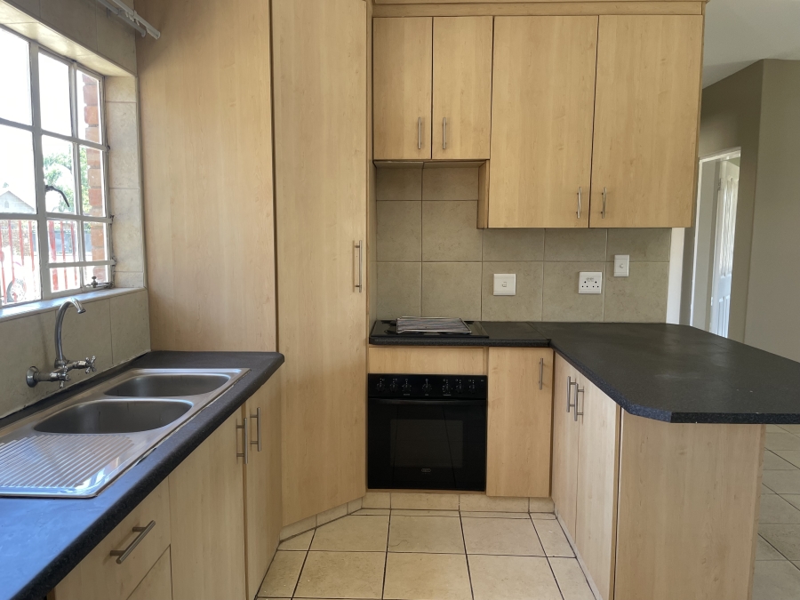 To Let 2 Bedroom Property for Rent in Flamwood North West
